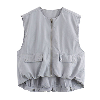 "Lichtgewicht beige mouwloos vest voor dames, met ritssluiting en klepzakken, perfect voor zowel sportieve als casual outfits