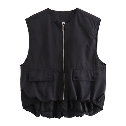 "Lichtgewicht beige mouwloos vest voor dames, met ritssluiting en klepzakken, perfect voor zowel sportieve als casual outfits
