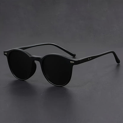 "Lichtgewicht heren zonnebril met retro ronde tortoiseshell frame, perfect voor stijlvol dagelijks gebruik en formele gelegen