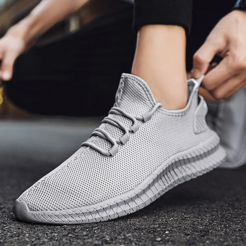 "Lichtgewicht orthopedische herenschoenen in zwart, ergonomisch ontwerp met ademend mesh, ideaal voor dagelijks comfort."