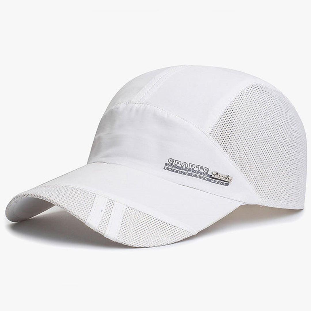 Unisex sportpet, perfect voor zomerse sportkleding, ademend en met verstelbare pasvorm.