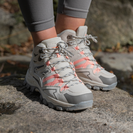 "Lichtgewicht wandelschoenen voor dames, stijlvol en robuust, geschikt voor avontuurlijke wandelingen in verschillende terrei