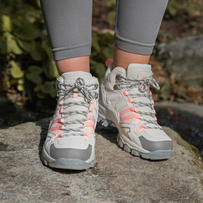 "Lichtgewicht wandelschoenen voor dames, stijlvol en robuust, geschikt voor avontuurlijke wandelingen in verschillende terrei