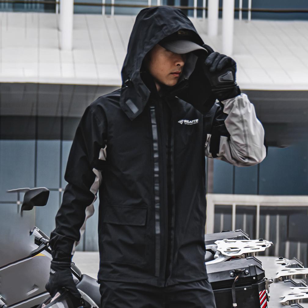 Opvouwbaar unisex regenpak, lichtgewicht en compact. Ideaal voor reizen en onverwachte buien, makkelijk mee te nemen.