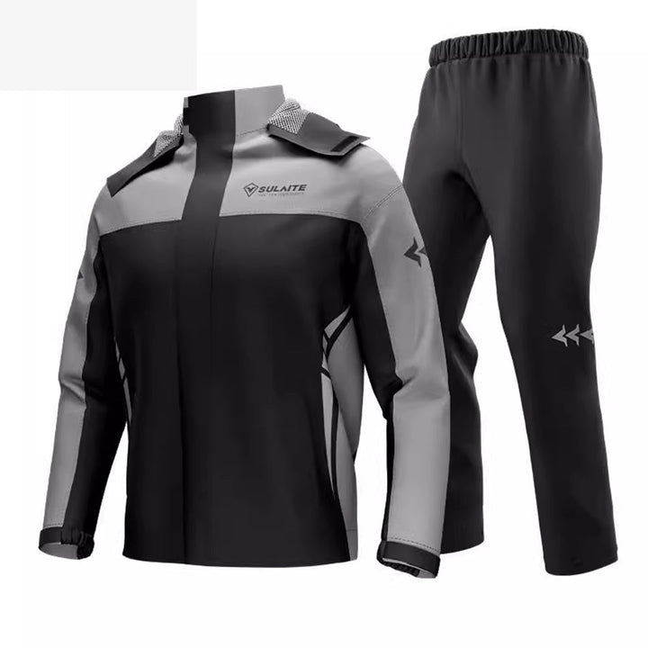 Model draagt unisex waterdicht regenpak, klaar voor outdoor avonturen. Volledig beschermd tegen regen en wind.