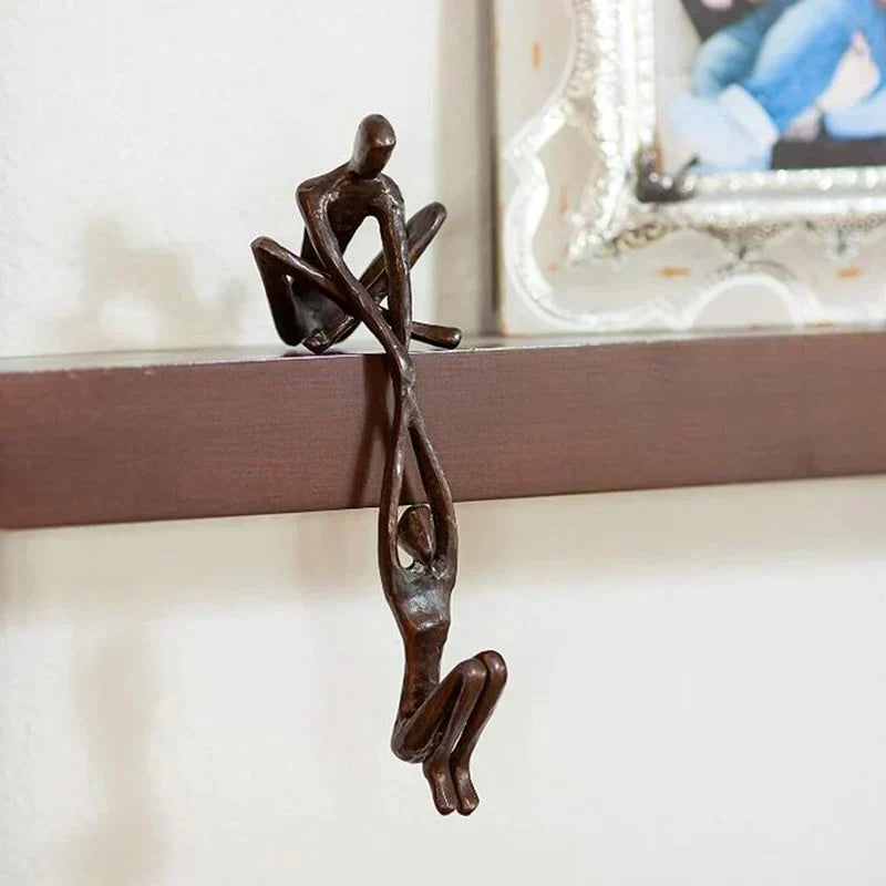 "Liefde en evenwicht sculptuur in bronzen hars, ideaal als unieke huisdecoratie voor tafels of schappen."