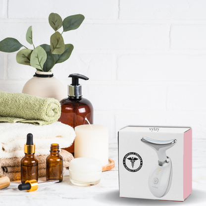 "LiftGlow EMS apparaat, handzaam design, grijs, voor verjongende gezicht- en halsbehandeling, verhoogt stevigheid."