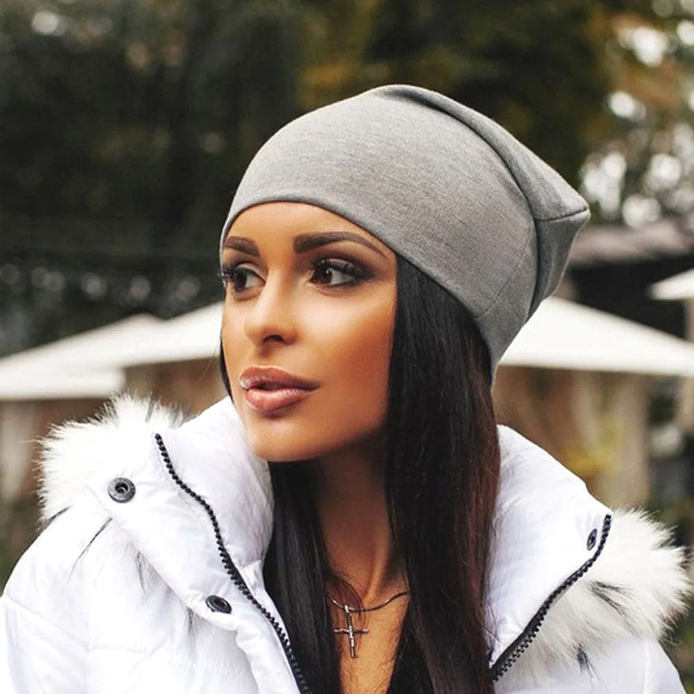 Detailopname van de zachte Dames Beanie Amy. Comfortabele, rekbare katoenmix wintermuts, stijlvol en warm voor dames.