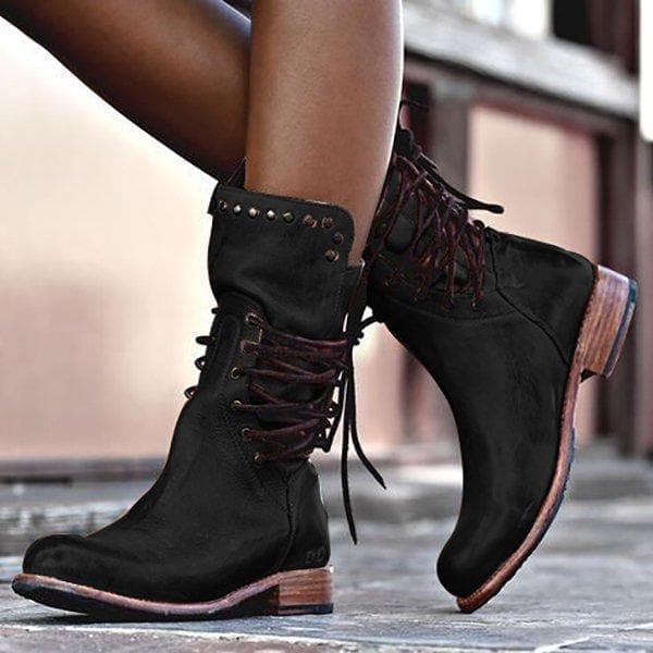 Stijlvolle halfhoge dameslaarzen met een trendy vintage look. Comfortabele retro schoenen, ideaal voor een casual of elegante outfit.