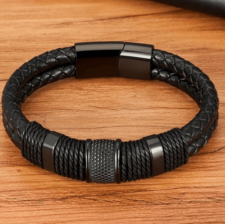 Stijlvolle heren armband met geweven leer, RVS magnetische sluiting en comfortabele pasvorm.