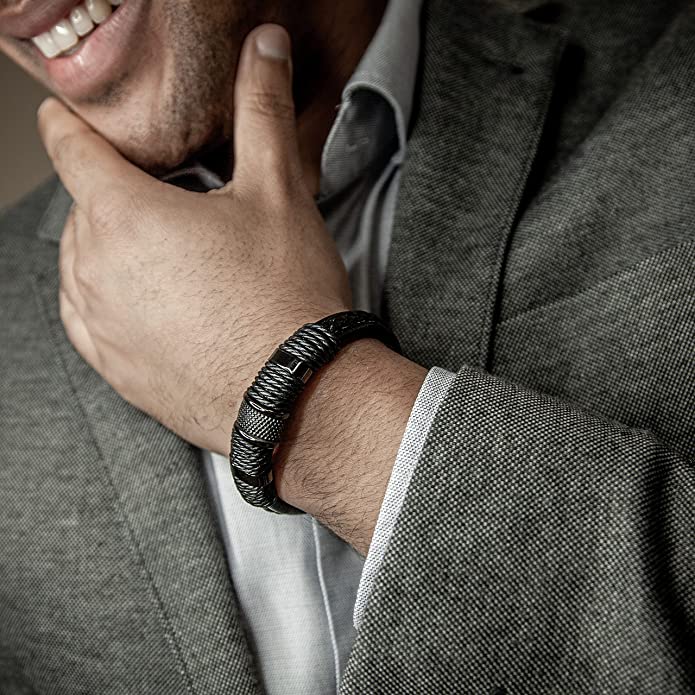 Tijdloze heren armband van geweven leer, met minimalistisch design en RVS sluiting. Zeer comfortabel.