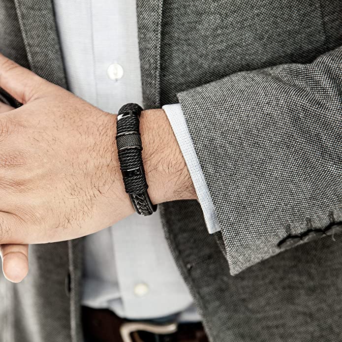 Herenarmband van gevlochten leer met RVS sluiting, stijlvol en comfortabel cadeau voor mannen.