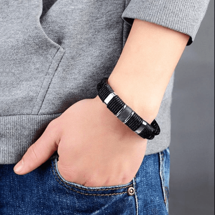 Maak een statement met deze geweven leren heren armband, modern, stijlvol en comfortabel.