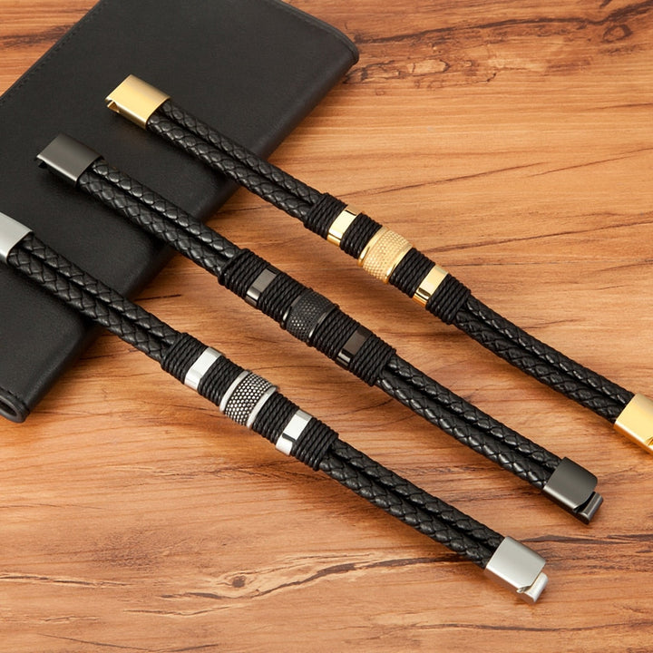 Gedetailleerde gevlochten leren armband voor heren, met glanzende RVS sluiting. Stijlvol sieraad.
