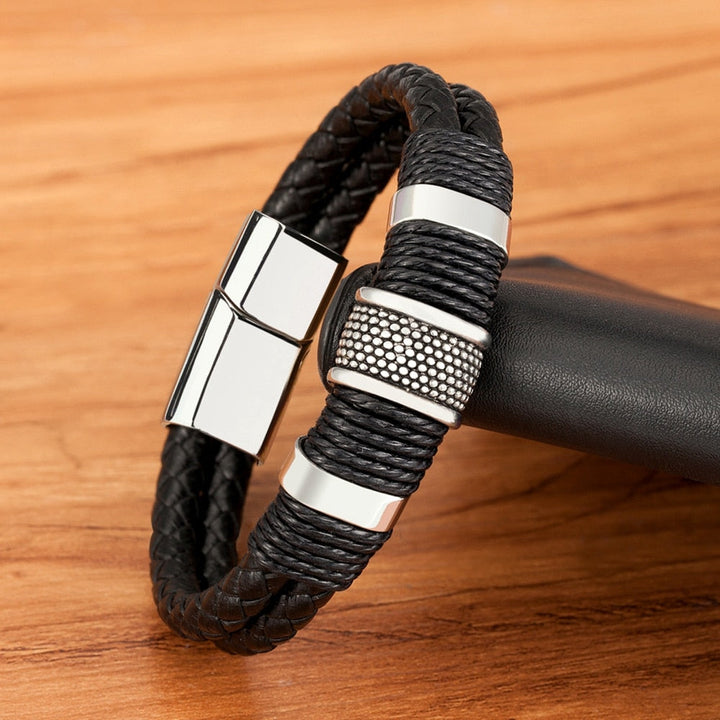 Geweven leren heren armband om de pols gedragen, toont comfort en stijl voor dagelijks gebruik.