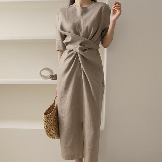 "Linnen asymmetrische jurk kaki, elegant en comfortabel, perfect voor warme dagen; stijlvol design voor elke gelegenheid."