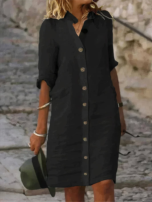 "Linnen damesjurk, ademend en elegant, met overhemdkraag en knoopsluiting. Perfect voor zomerse dagen en avonden."