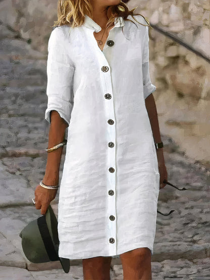 "Linnen damesjurk, ademend en elegant, met overhemdkraag en knoopsluiting. Perfect voor zomerse dagen en avonden."