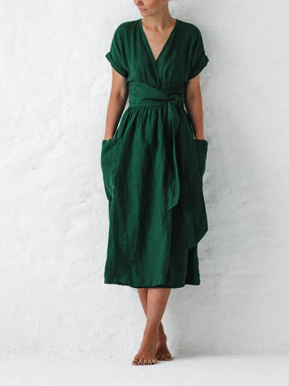 Linnen wikkeljurk met ademende stof, V-hals en strikceintuur. Elegante, losse pasvorm ideaal voor warme zomerdagen.