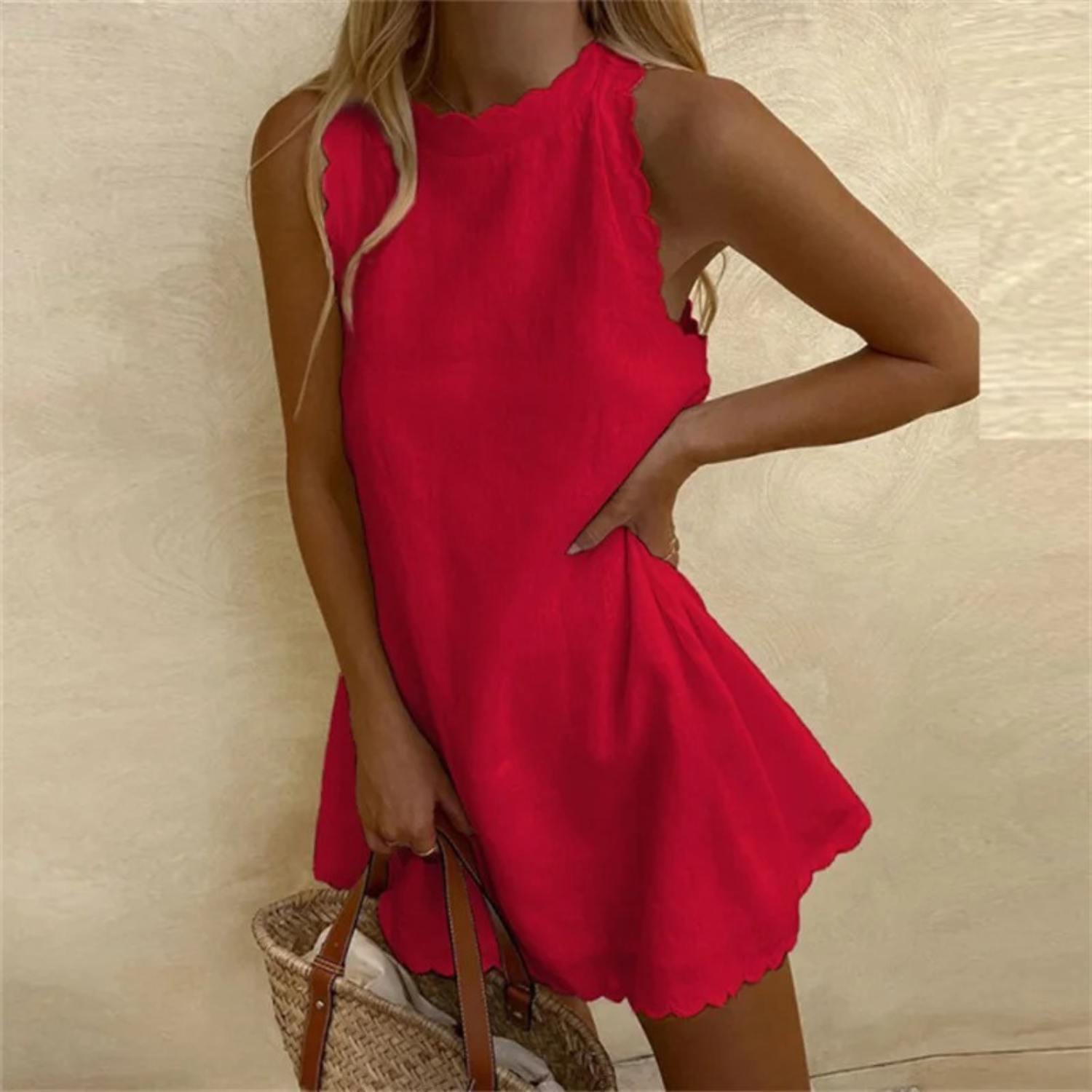 Linnen zomerjurk met golvende randen, ademend en elegant, ideaal voor zomerse dagen en stranduitjes.