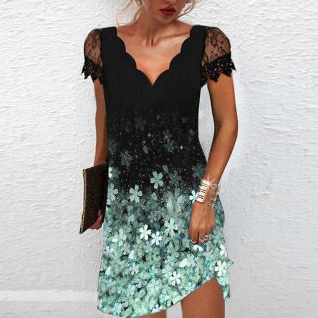 "Livia zomerjurk met kanten mouwen en v-hals, elegante patronen en vrouwelijke details voor stijlvolle zomerse look"