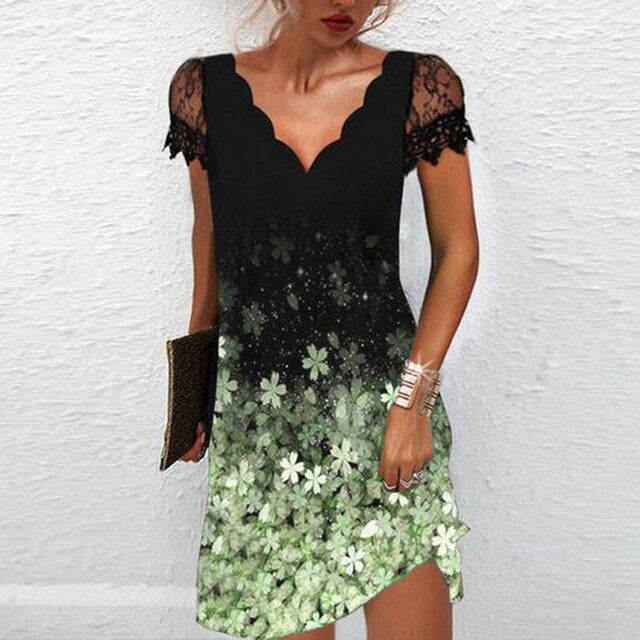 "Livia zomerjurk met kanten mouwen en v-hals, elegante patronen en vrouwelijke details voor stijlvolle zomerse look"