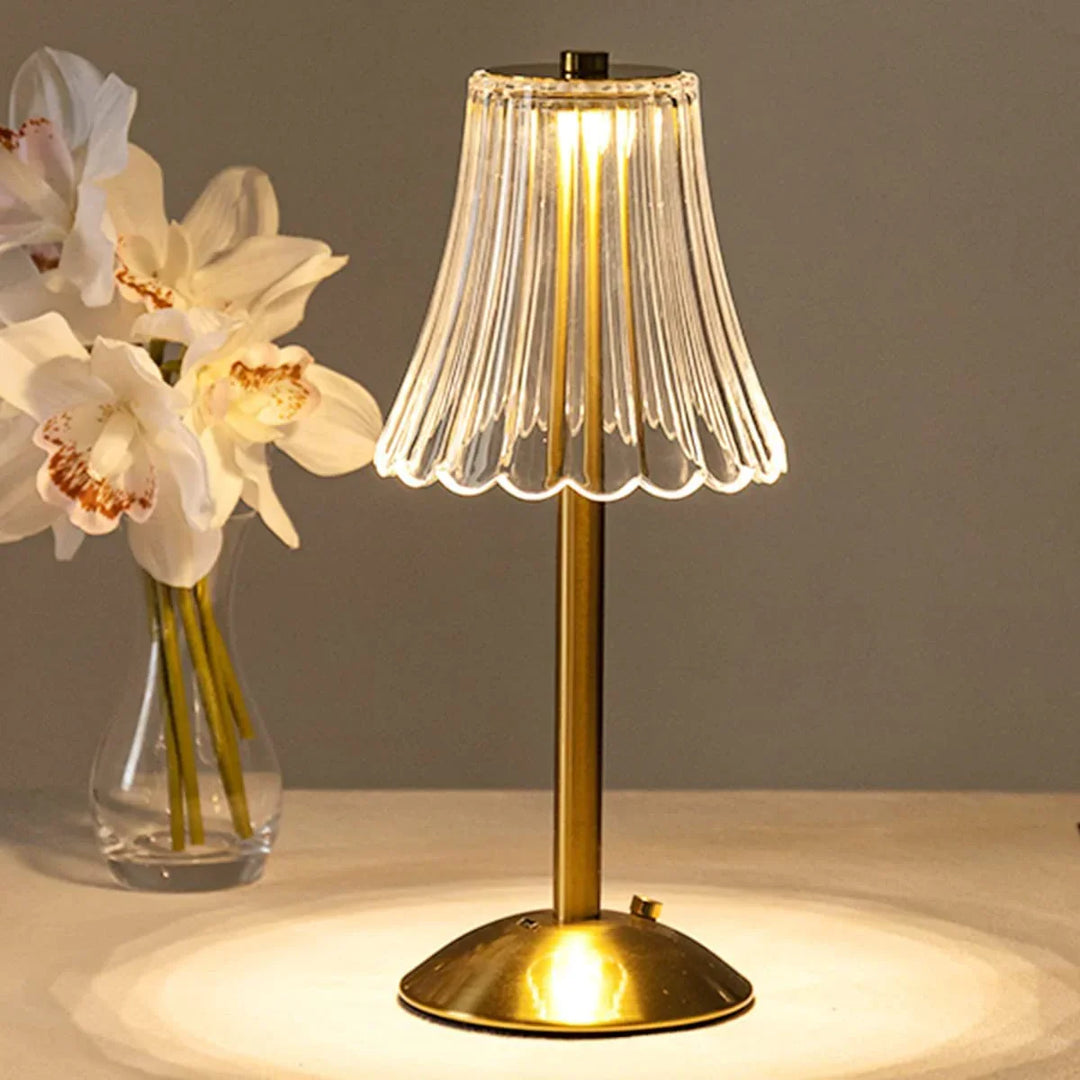 Prachtige kristallen tafellamp met gouden basis, LED sfeerlicht en handige touch functie.