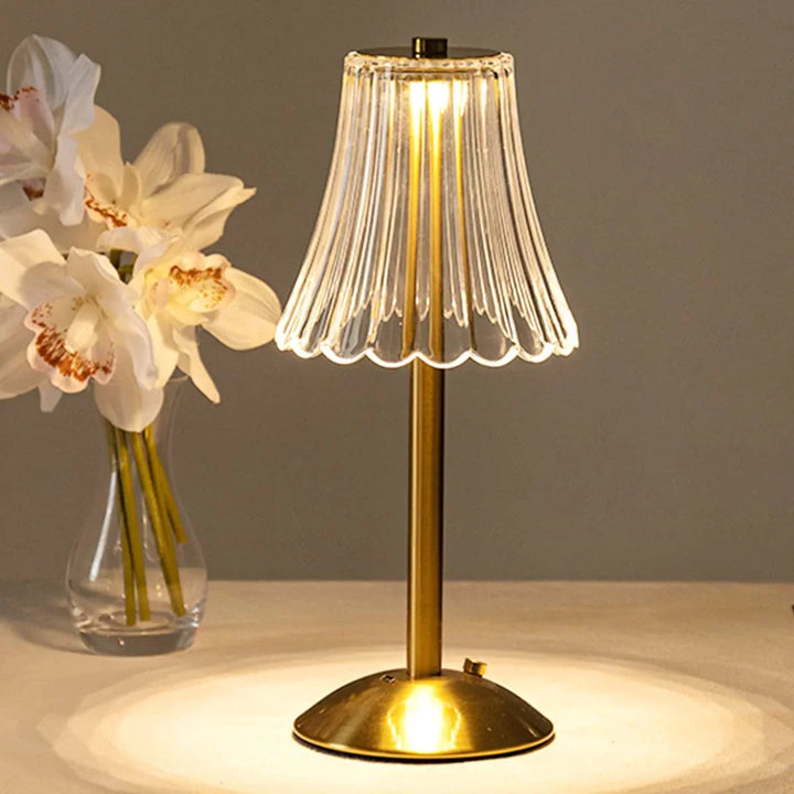 Prachtige kristallen tafellamp met gouden basis, LED sfeerlicht en handige touch functie.