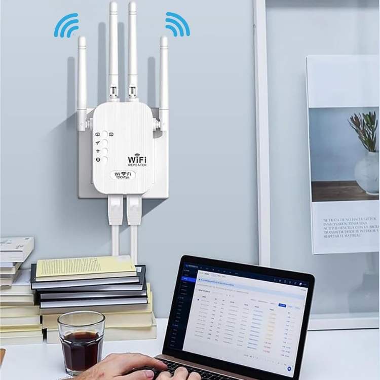 Compacte outdoor wifi versterker gemonteerd aan muur, voor naadloze dual-band wifi dekking buiten.