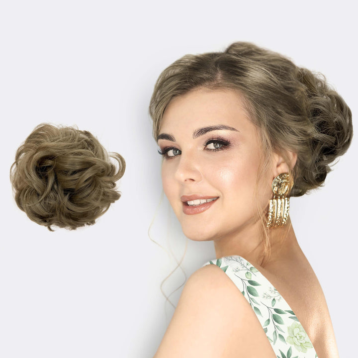 Levendige rode synthetische scrunchie. Maakt je knot voller en opvallender.