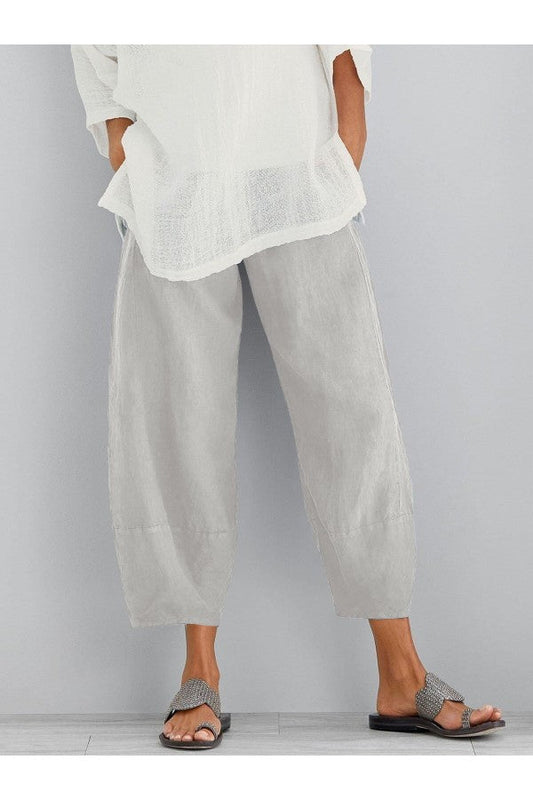 "Losvallende en ademende linnen damesbroek voor zomer, enkellange snit, licht beige kleur voor casual tot chique stijl."