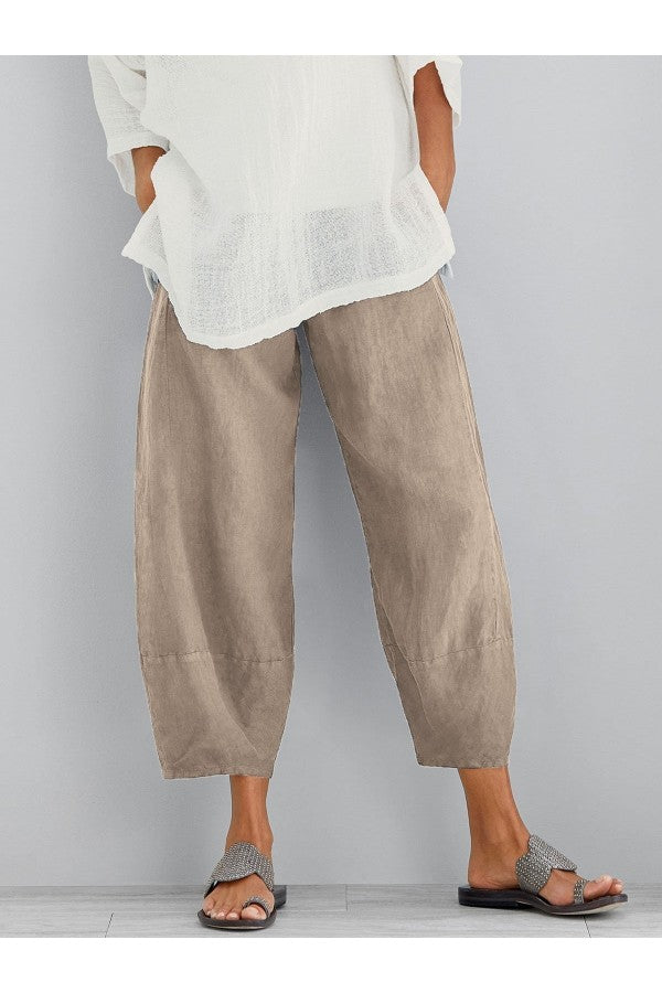 "Losvallende en ademende linnen damesbroek voor zomer, enkellange snit, licht beige kleur voor casual tot chique stijl."