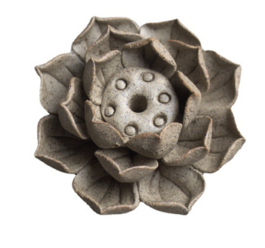 Lotusbloem wierookhouder van keramiek, essentiële huisdecoratie voor mindful momenten en rust.