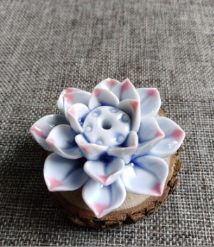 Handgemaakte keramische lotusbloem wierookhouder, elegante decoratie voor elk interieur.