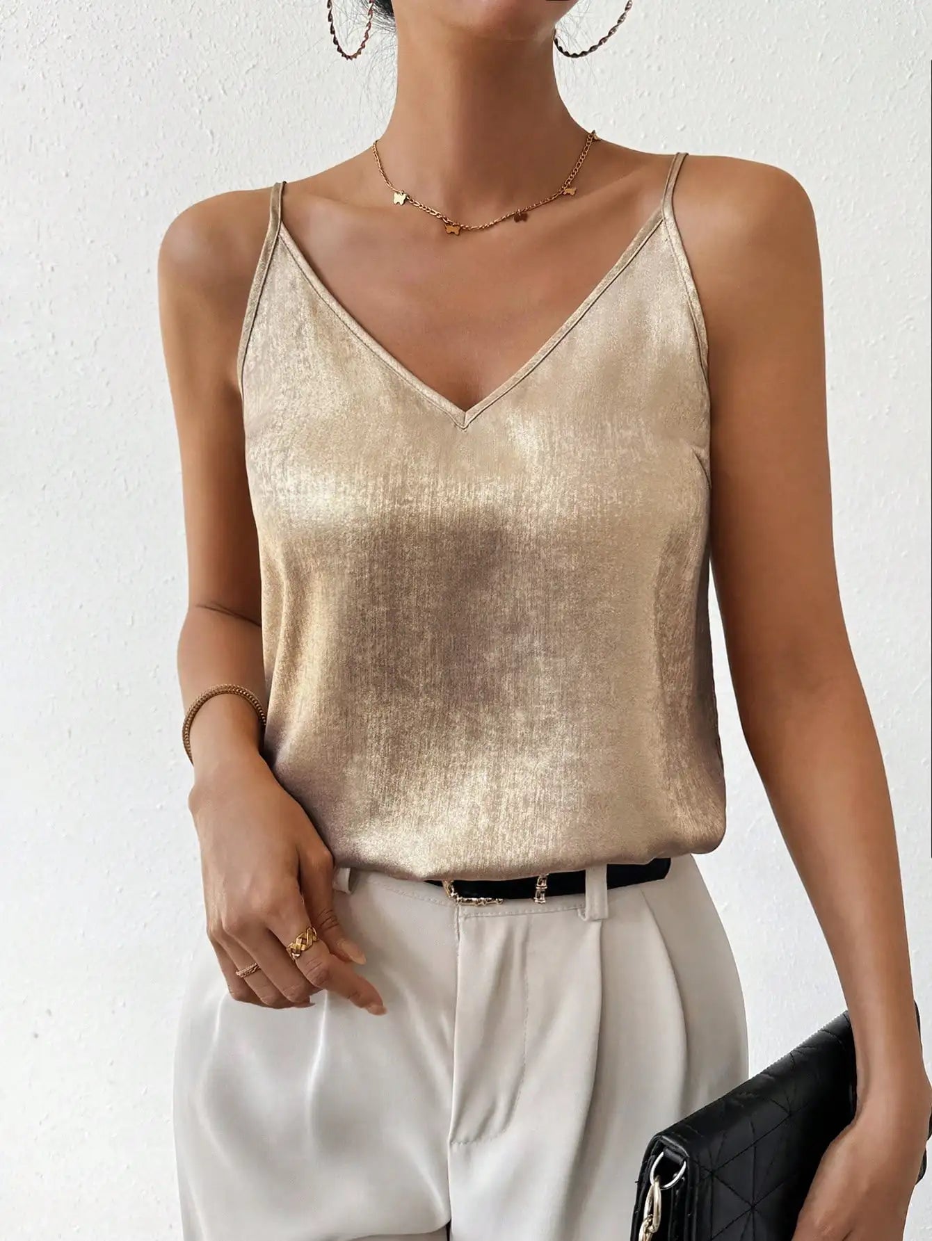 "Lovy Cami V-hals Top in zijdeachtig satijn met spaghettibandjes en elegante pasvorm, perfect voor elke gelegenheid."
