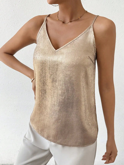 "Lovy Cami V-hals Top in zijdeachtig satijn met spaghettibandjes en elegante pasvorm, perfect voor elke gelegenheid."