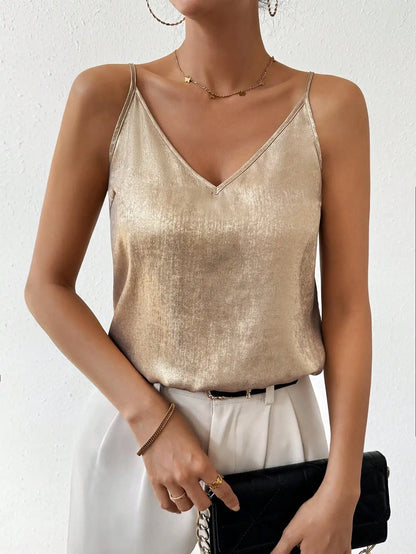 "Lovy Cami V-hals Top in zijdeachtig satijn met spaghettibandjes en elegante pasvorm, perfect voor elke gelegenheid."