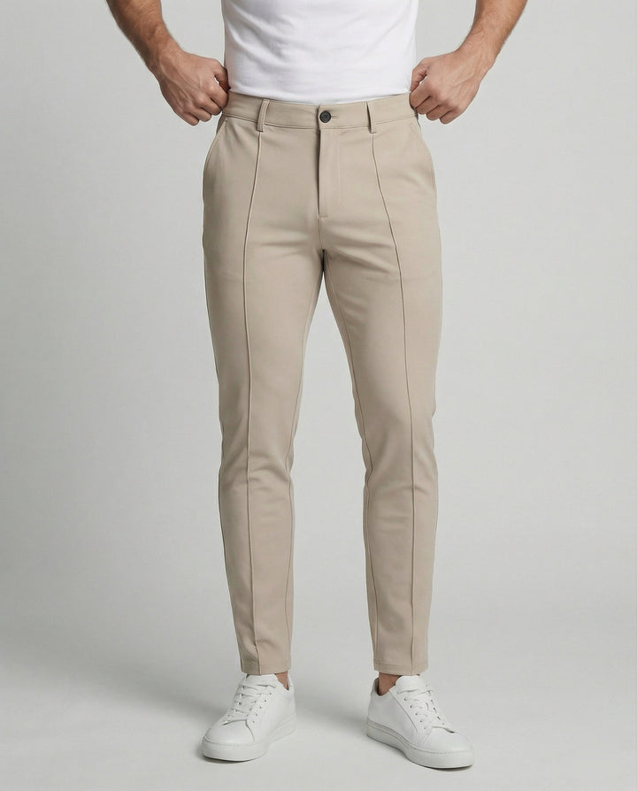 Stijlvolle heren slim fit chino broek, comfortabel en modern. Perfect voor casual of smart casual outfits.