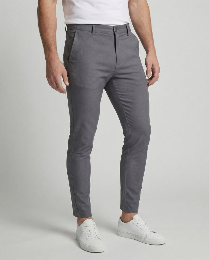Heren slim fit chino broek in klassieke kleur, comfortabel en stijlvol voor dagelijks gebruik.