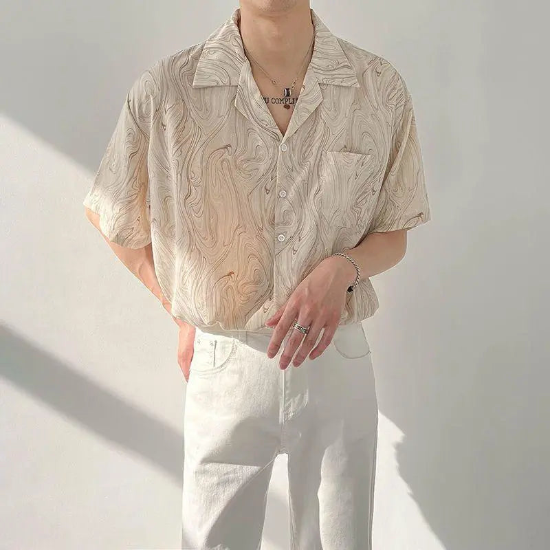 Stijlvol beige heren overhemd met korte mouwen, oversized pasvorm. Comfortabele zomer top voor een trendy casual look.