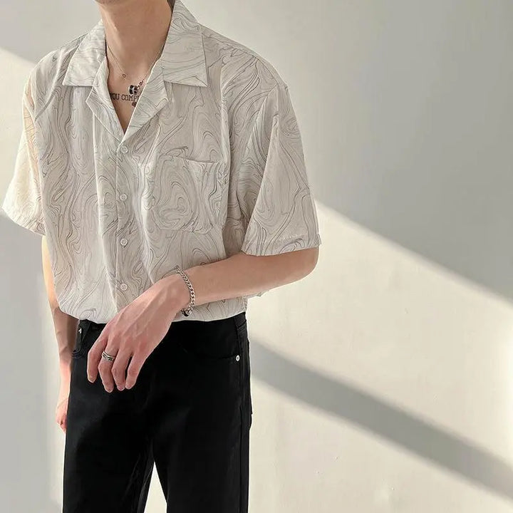 Heren oversized overhemd met korte mouwen, casual en comfortabel voor de zomer. Trendy moderne stijl herenmode.