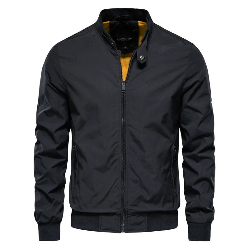 Modern heren bomberjack met slim fit pasvorm. Veelzijdige zomerjas en lentejas voor een casual look.