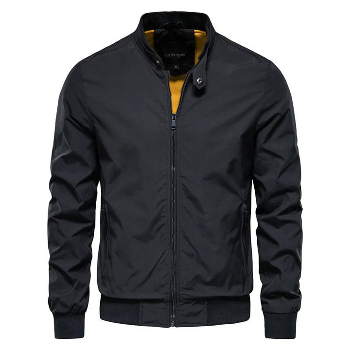 Modern heren bomberjack met slim fit pasvorm. Veelzijdige zomerjas en lentejas voor een casual look.
