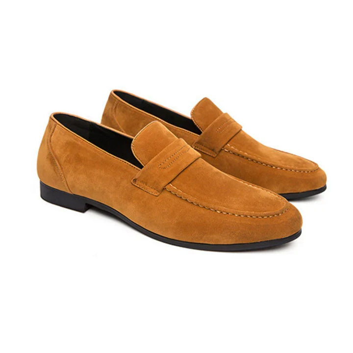 Luxe zwarte suède heren instappers; comfortabele nette schoenen voor een stijlvolle, zakelijke of casual look.