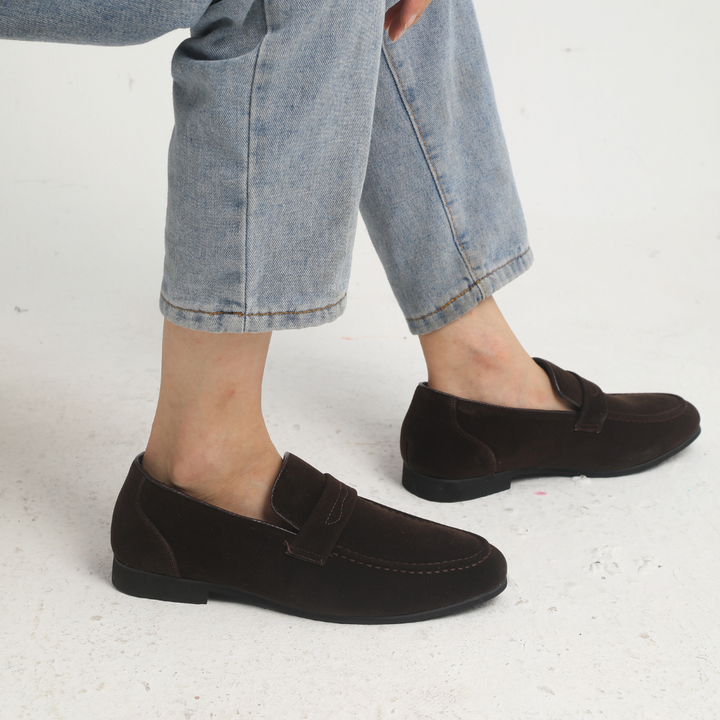 Bruine suède heren instappers; zachte comfortabele loafers voor een stijlvolle zakelijke of casual look.