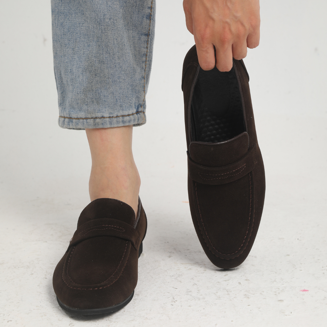 Caramelkleurige suède heren instappers; stijlvolle vier seizoenen loafers voor ultiem loopcomfort.