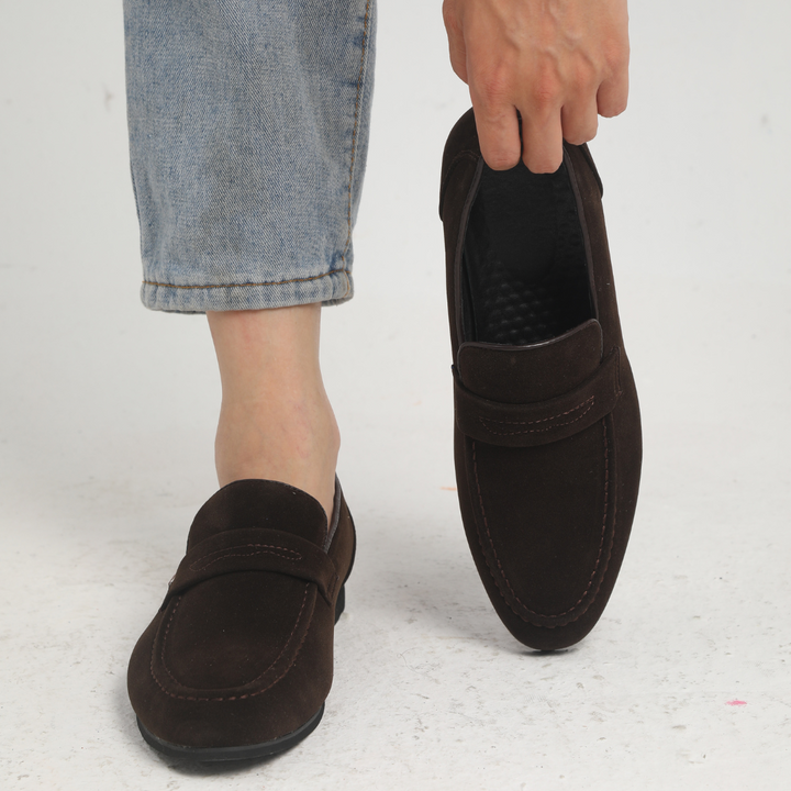 Caramelkleurige suède heren instappers; stijlvolle vier seizoenen loafers voor ultiem loopcomfort.