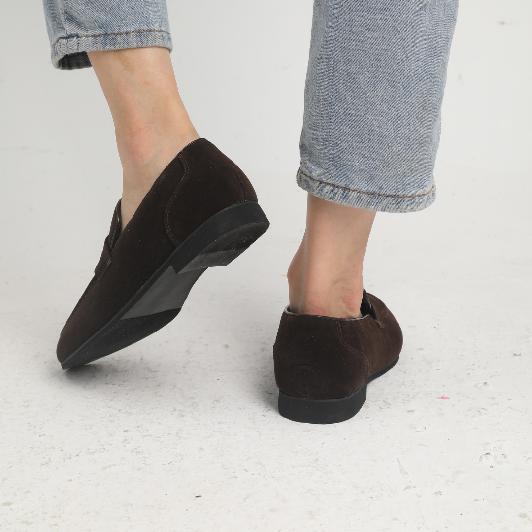 Close-up elegante zwarte suède heren instappers; verfijnde loafers perfect voor zakelijk of casual herenschoenen.