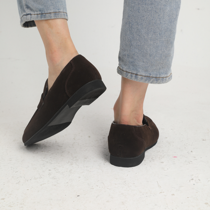 Close-up elegante zwarte suède heren instappers; verfijnde loafers perfect voor zakelijk of casual herenschoenen.