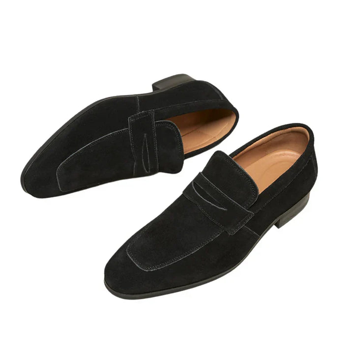 Heren zwarte suède instappers; comfortabele stijlvolle loafers voor casual en nette gelegenheden.